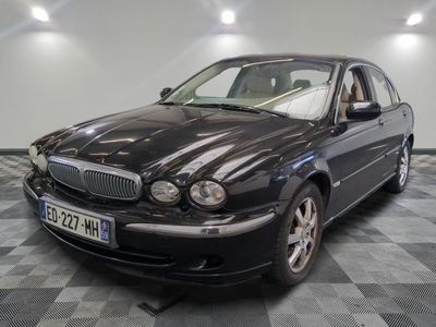 la photo d'une voiture noire garée dans un garage