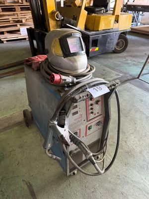 une machine sur laquelle est posé un casque