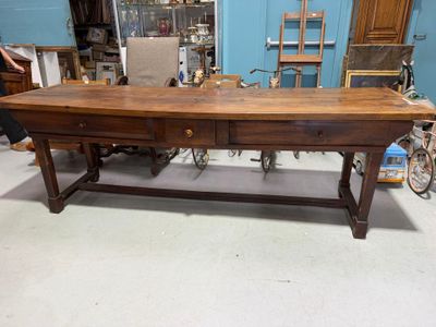une table en bois avec deux tiroirs dans une pièce