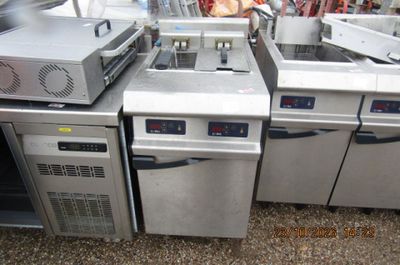 Cette cuisine abrite de nombreux types de friteuses professionnelles.