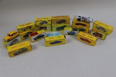 un grand nombre de petites voitures posées sur une table