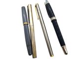trois types de stylos différents sont alignés sur une surface blanche
