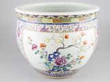 une image représentant un vase chinois orné de fleurs et d'oiseaux