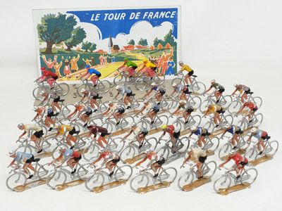 de nombreuses figurines représentant des personnes à vélo, alignées les unes à côté des autres