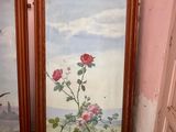 une paire de tableaux encadrés représentant des roses, accrochés au mur d'une chambre rose
