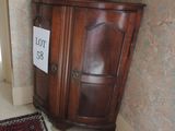 un meuble en bois surmonté d'une horloge