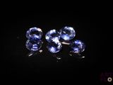 une paire de saphirs bleus sur un fond noir