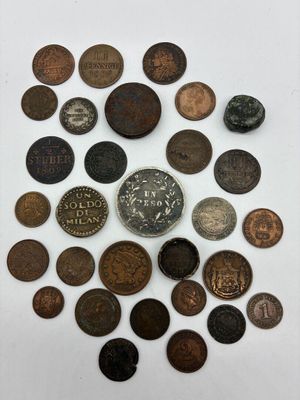 une pile de vieilles pièces de monnaie posée sur une surface blanche