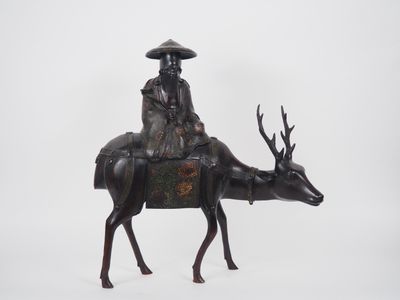 statue représentant un homme chevauchant un cerf, coiffé d'un chapeau