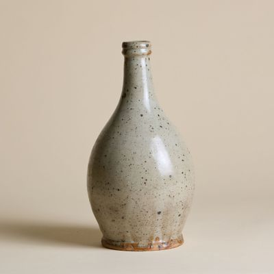 un petit vase posé sur une table