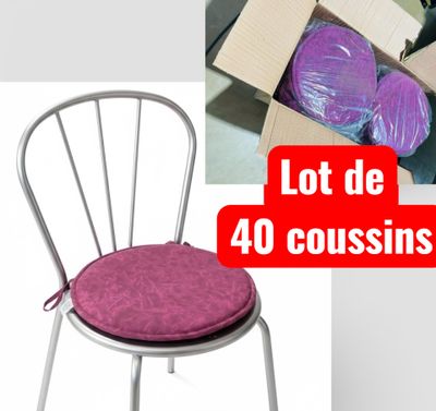 une photo d'une chaise recouverte de nombreux coussins