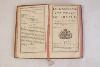 un livre ouvert posé sur une table, sur une surface blanche