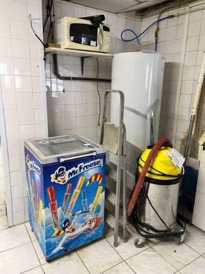 un réfrigérateur et un réfrigérateur-congélateur dans une petite cuisine