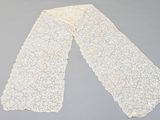 foulard en dentelle blanche orné de fleurs sur fond gris