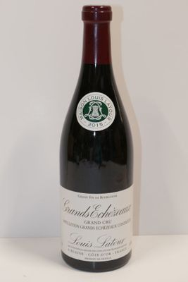 une bouteille de vin posée sur une table