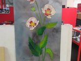 une photo d'un tableau représentant une fleur accroché au mur