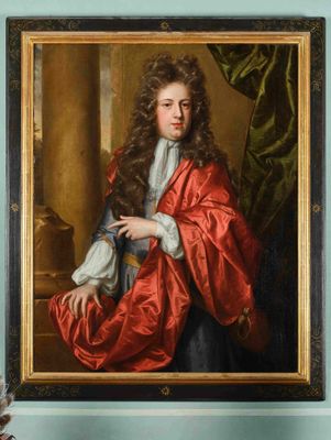 portrait d'un jeune homme vêtu d'une cape rouge, près d'un vase de fleurs
