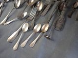 many spoons and spoon spoons laid out on a table