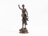 une image représentant une statue en bronze d'une femme tenant un panier