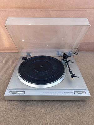 gros plan d'une table tournante sur laquelle se trouve un tourne-disque