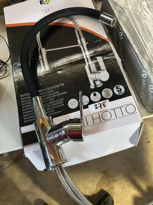 une boîte à laquelle est raccordé un tuyau, posée sur une table