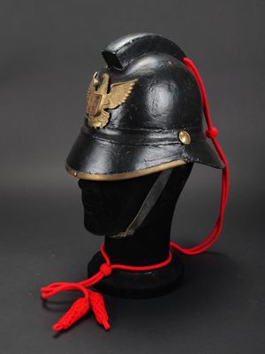 un gros plan d'un casque sur une tête de mannequin