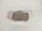 une vieille assiette en argent ornée d'un petit motif rectangulaire