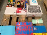 de nombreux articles qui sont posés sur une palette dans l'entrepôt