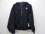 la veste noire The North Face avec un logo blanc sur la poitrine