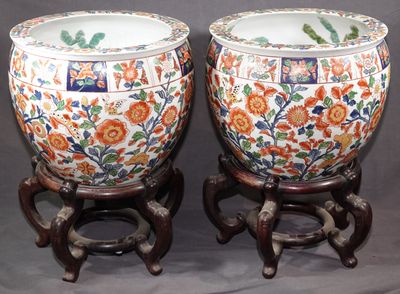 deux vases décorés de fleurs