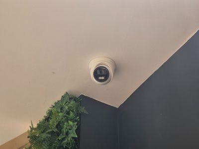 une photo d'une caméra fixée au plafond d'une pièce