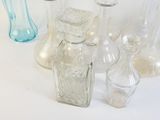 de nombreuses bouteilles et vases en verre posés sur une table