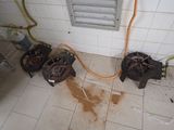 un sol sale dans une salle de bains où il y a beaucoup d'eau par terre