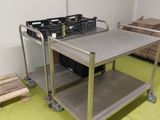 une table sur laquelle est posé un panier, dans une pièce