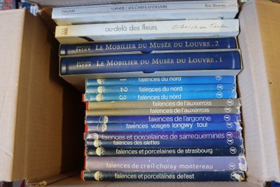 beaucoup de livres dans une boîte sur une table