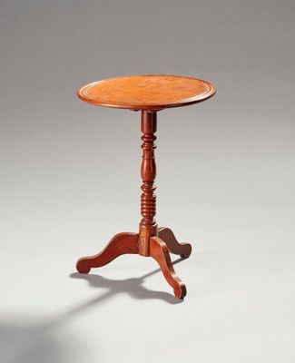 une petite table en bois avec un plateau en bois posé sur une surface blanche