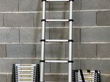 deux échelles appuyées contre un mur de briques