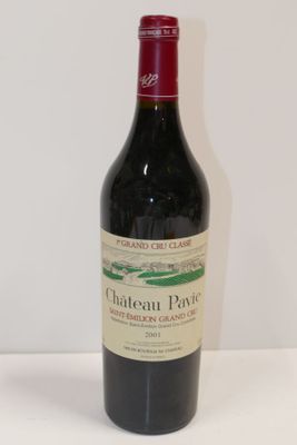 une bouteille de vin posée sur une table
