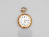une image d'une montre de poche en or avec des chiffres romains sur le cadran