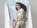 un t-shirt blanc avec l'image d'une femme imprimée dessus