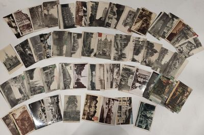 un lot de vieilles photos en noir et blanc sur une table