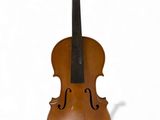 un vieux violon assis sur une surface blanche avec un fond blanc