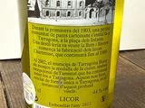 une bouteille d'huile d'olive posée sur une table en bois