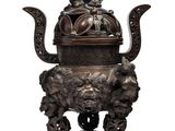 statue en bronze représentant un lion tenant une théière sur un socle