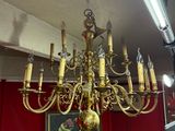 un lustre en or suspendu au plafond d'une pièce