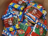 une boîte en carton remplie de nombreux cadeaux de toutes sortes