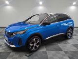 un SUV Toyota C-HR bleu de 2020 garé sur un sol à damier