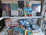 de nombreux livres et jouets sur une étagère dans une pièce