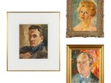 Trois tableaux représentant un homme et une femme sont accrochés au mur.