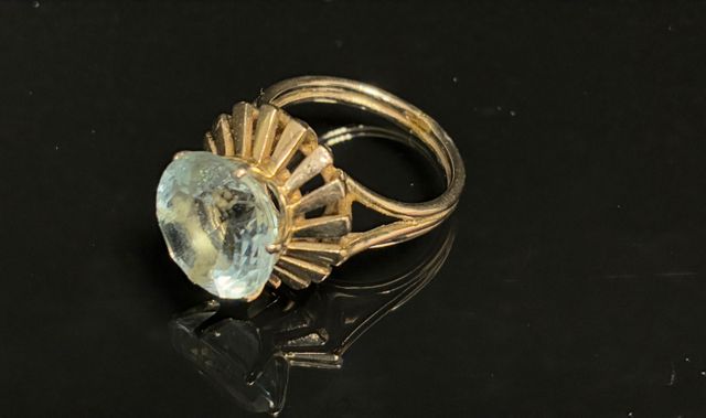 Bague en or gris 750 millièmes à décor d’une aigue marine d’envir...